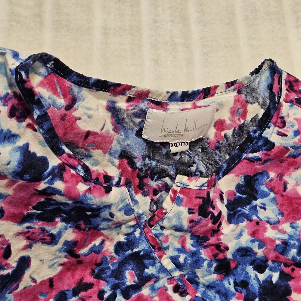 Nicole Miller Scrub Top - Picture 3 of 16